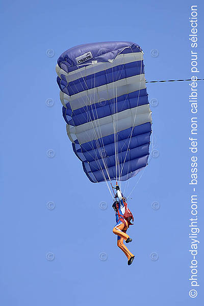 saut en parachute - parachute drop